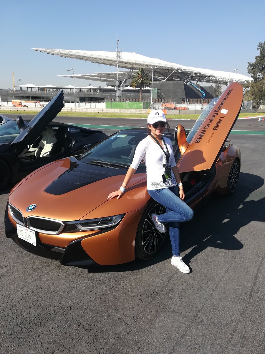 tania_licon's tweet image. Desde el AHR previo a la FórmulaE en el #BMWDrivingExperience @BMWMex 😍❤️🤗😎 #BMWi8