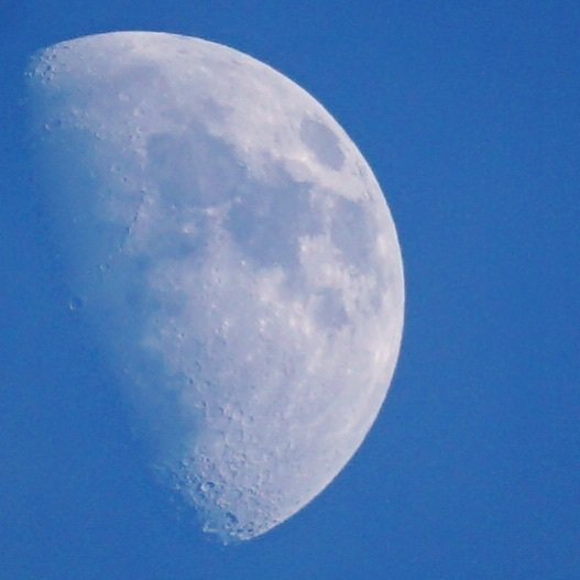 Saw the moon during the day, and decided to take a shot. I was quite surprised as to the detail that I got! #moonduringtheday bit.ly/2UZT7zv