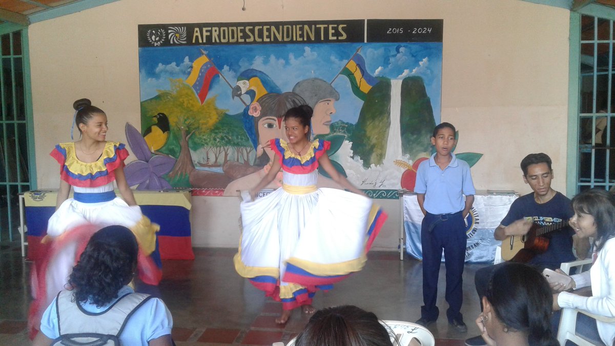UrbanejaCbit's tweet photo. Estudiantes del Liceo Urbaneja de Lecheria realizaron Obra de Teatro para Conmemorar los 200 Años del Congreso de Angostura @Fundabit @vane_prieto @SalaAnzoategui @FundabitPrensa https://t.co/Gh7if6pven
