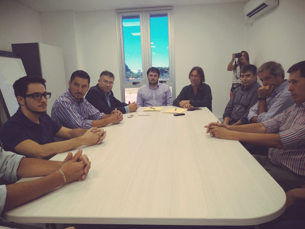 PTLCSAPEM's tweet photo. #PTLC
Firmamos el contrato para la incubación en el #edificiotics del @PTLCSAPEM con la empresa Ingeap. Participaron del acto Norberto Nigro, @matozoeduardo del #ptlc, Raúl Pedraza decano de #fichunl @UNLitoral, Javier Lottersberger @VinculacionUNL y Gastón Martín de #fichunl. https://t.co/tTeb6yWul9