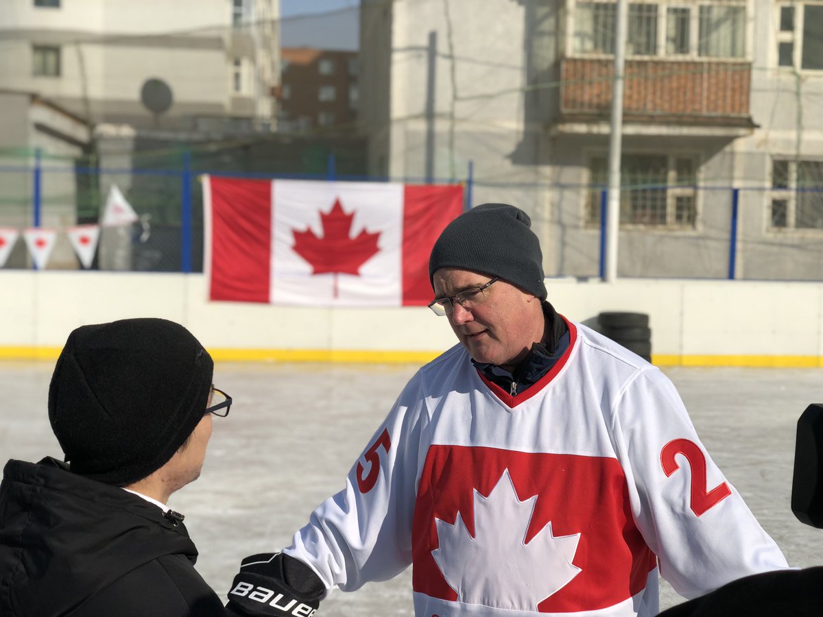 "Канад-Монголын хоккейн долоо хоног" арга хэмжээний хүрээнд 500 гаруй хүүхдэд хоккейн хэрэгсэл түгээн, мэргэжлийн дасгалжуулагчдын бэлтгэлд хамруулна. Эрдэнэ Ресурс энэхүү санаачлагыг ивээн тэтгэсэн ба компанийн захирал Петер Акерли мөсөн дээр хамтарсан бэлтгэлд оролцлоо.