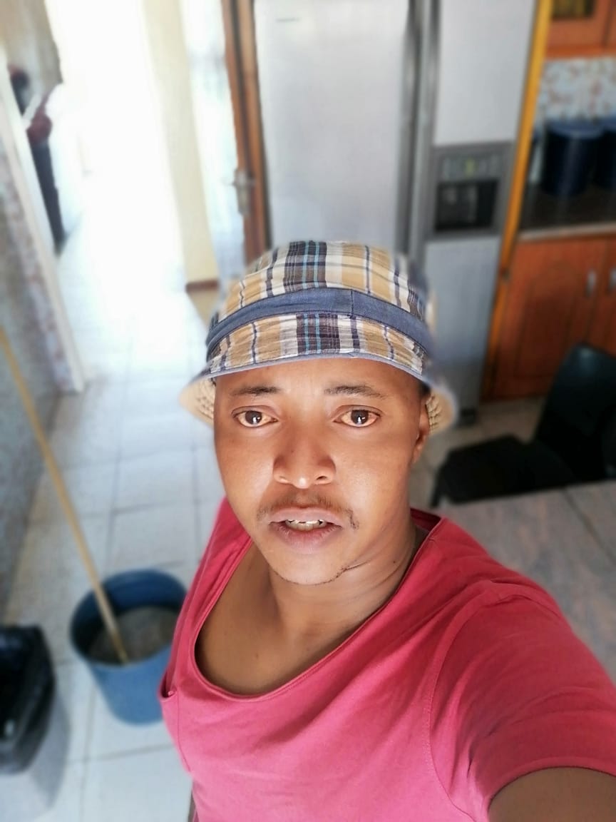 PabaleloSmith's tweet photo. Oreng mop mo ngwaneng 
#housekeeping https://t.co/2ZSHFS4bzO