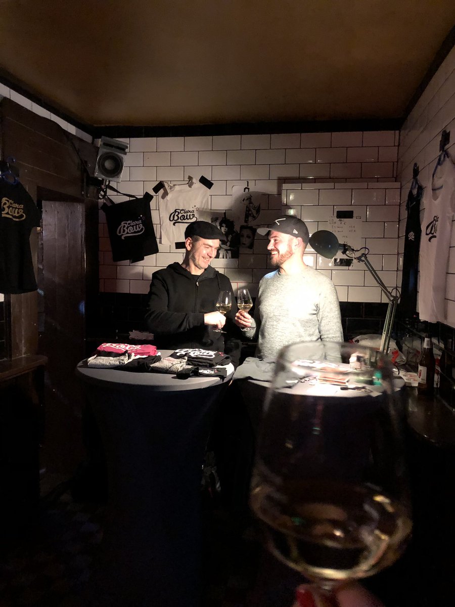clarabow_hh's tweet photo. Ruhe vorm Sturm...
Merch steht.
Soundcheck fertig. 
Autogrammstunde kann starten.

@ Weinladen St. Pauli Geburtstag 
#grünerjäger #stpauli #konzert #weinladenstpauli https://t.co/psaHjcihso