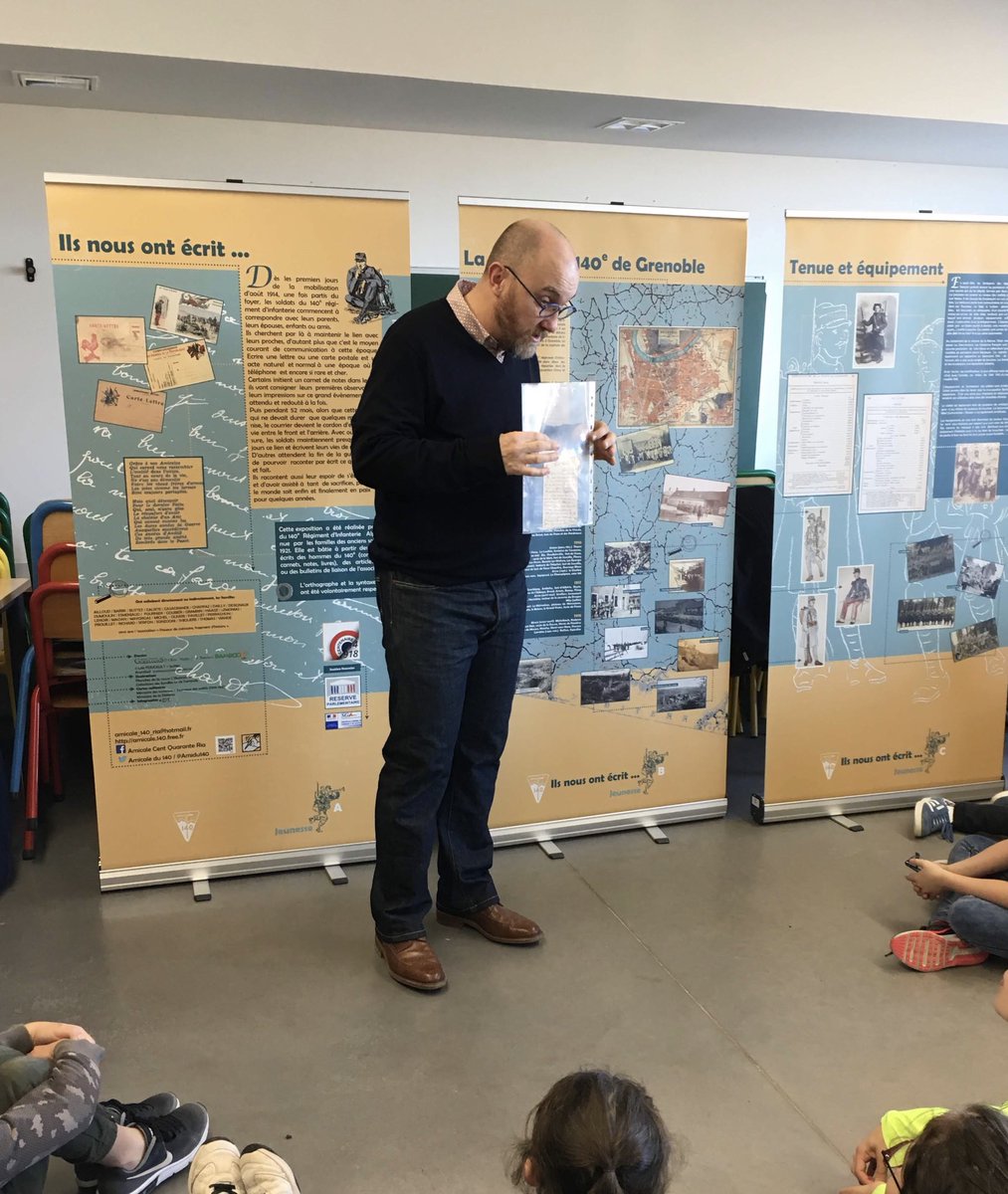 jmfavre's tweet photo. Présentation de l’exposition #ilsnousontecrit à l’école primaire de #satolas #isere pour les classes de CM1/CM2 par l’amicale du 140e RIA @Amidu140 https://t.co/f8bHpvIete