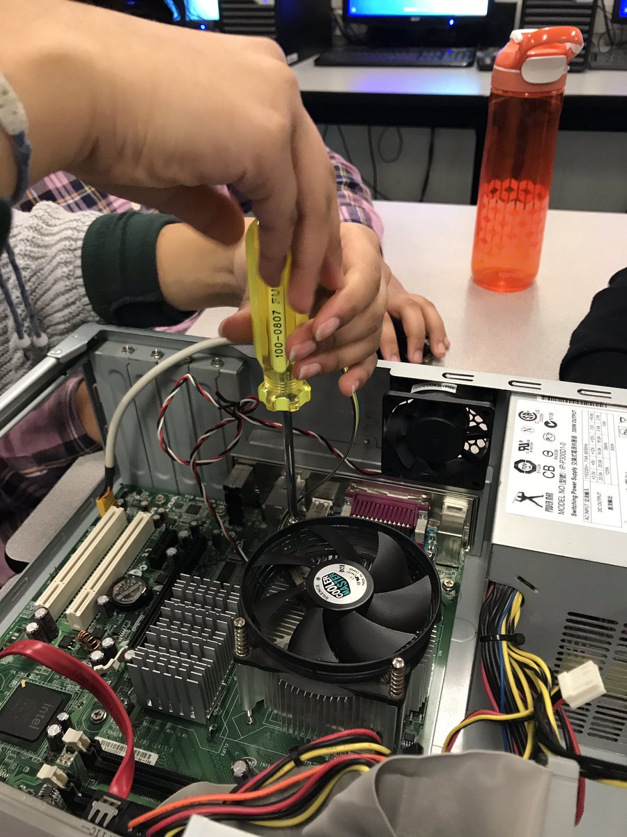 A look inside a computer 🖥 👀
#digitalliteracy #btt @TFSSBusiness <a href="/TFSSlearns/">TFSS Learns</a>
