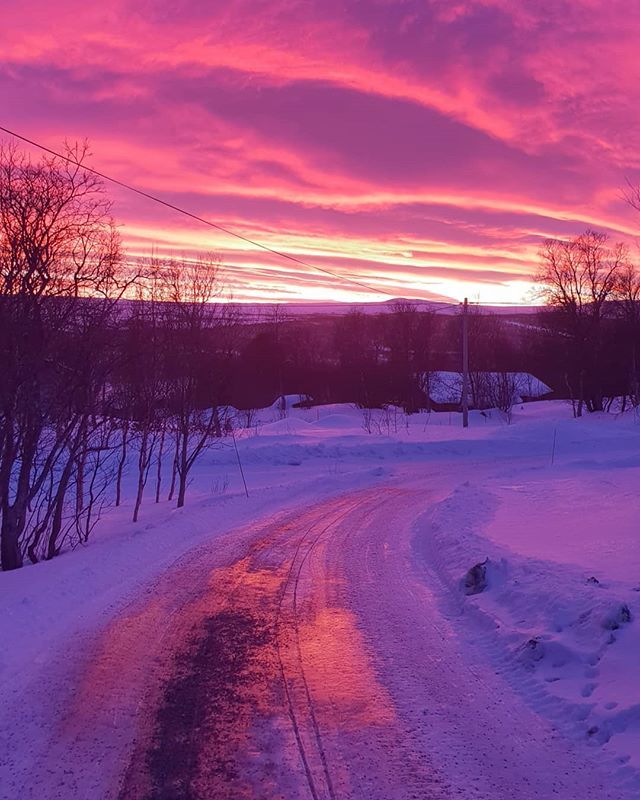 KristinaHSvens's tweet photo. Jag föreslår #icebugs. Eller någon annan form av pigg-skor. #funäsfjällen #isgata https://t.co/VL3lEWScyy https://t.co/Rirn3asSjG