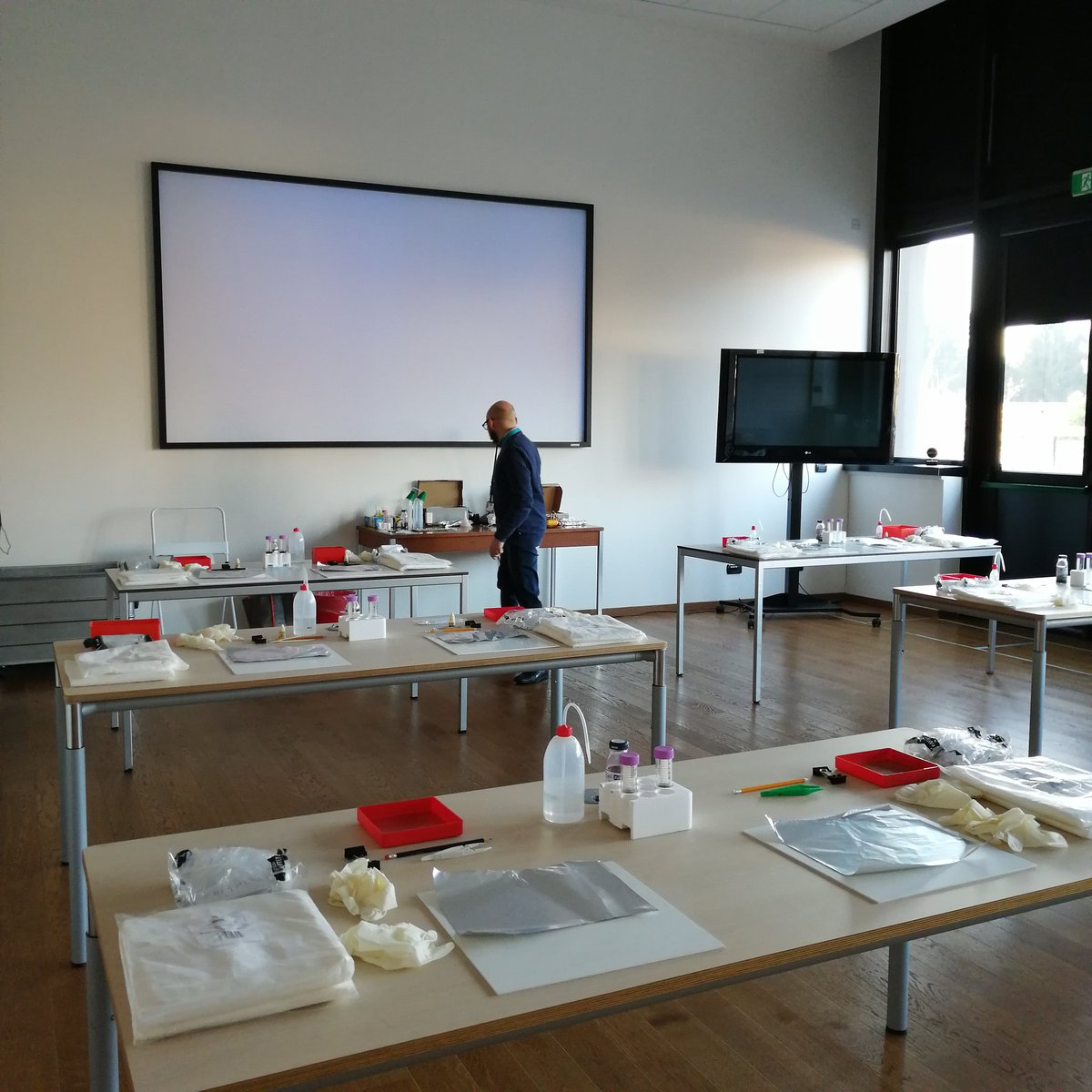 J0anna_Lynch's tweet photo. Labs poised to welcome guests for tonight's @TEDxVarese event at @EU_ScienceHub #exploreJRC #livescience #TEDxVareseSalon https://t.co/7fkNduckw2