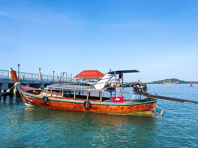 vrnkalra's tweet photo. Long tail boats or "rua hang yao" in Thai are a very comman sight on the beaches of southern thailand. 
Costing upto 70 times cheaper than boats. 
They usually use a truck or a tractor engine to power up the boats which are again effectively 1/10th the c… https://t.co/ldw1eIfZ3S https://t.co/tJtAohu1fX