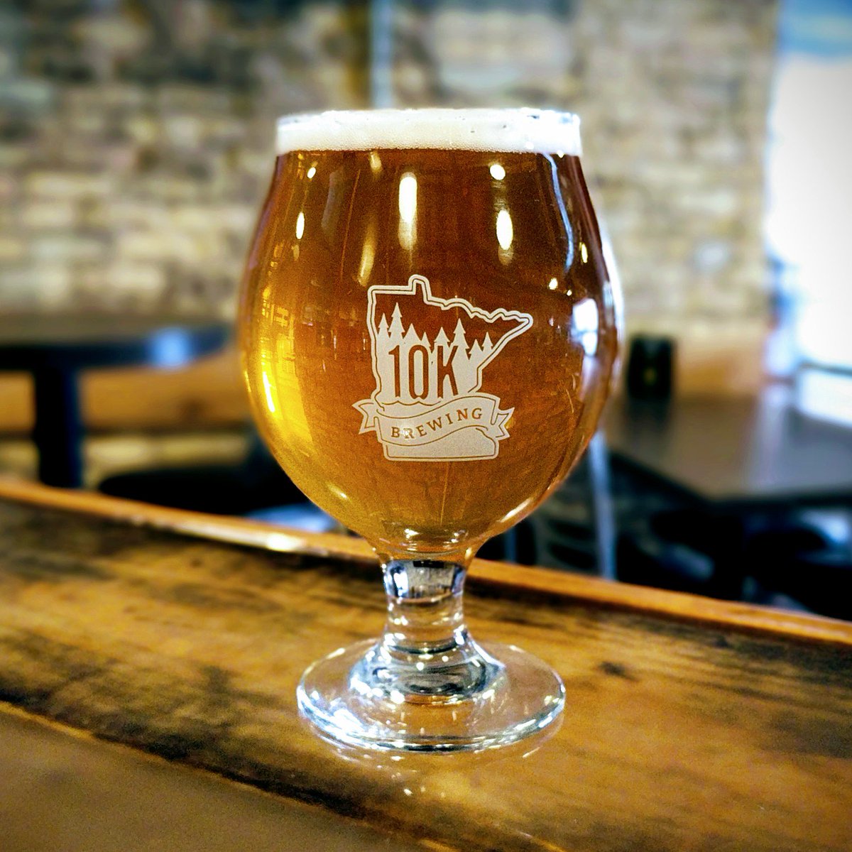 10kbrewing's tweet photo. Friday's #Batch500 beer release, Hummingbee! Blonde Ale fermented with Norwegian yeast, Canadian malts and imported Spanish Rosemary Honey. Personally, it's our favorite ππ https://t.co/Iz4RfDFn7i