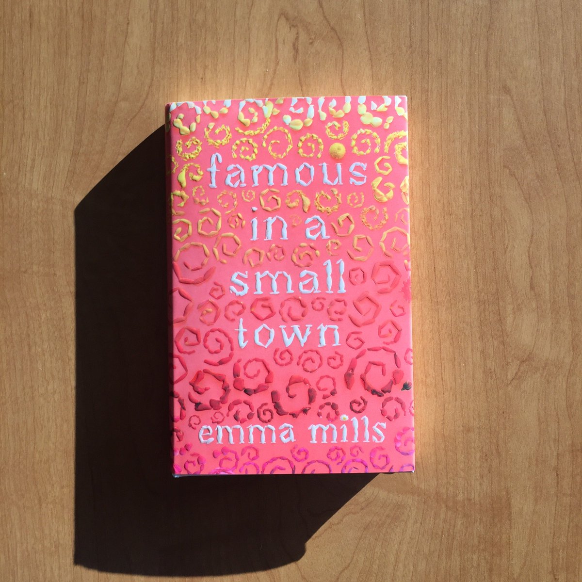 elmify's tweet photo. 🌸GIVEAWAY!🌸 To celebrate one month since the release of FAMOUS IN A SMALL TOWN, I'm giving away 3 signed copies! Enter to learn more about my sweet angst children and their secrets, romances, in-jokes, and revenge plots!

🌺RT/Follow by 2/22 to enter, open internationally!🌺 https://t.co/I44urKInUX