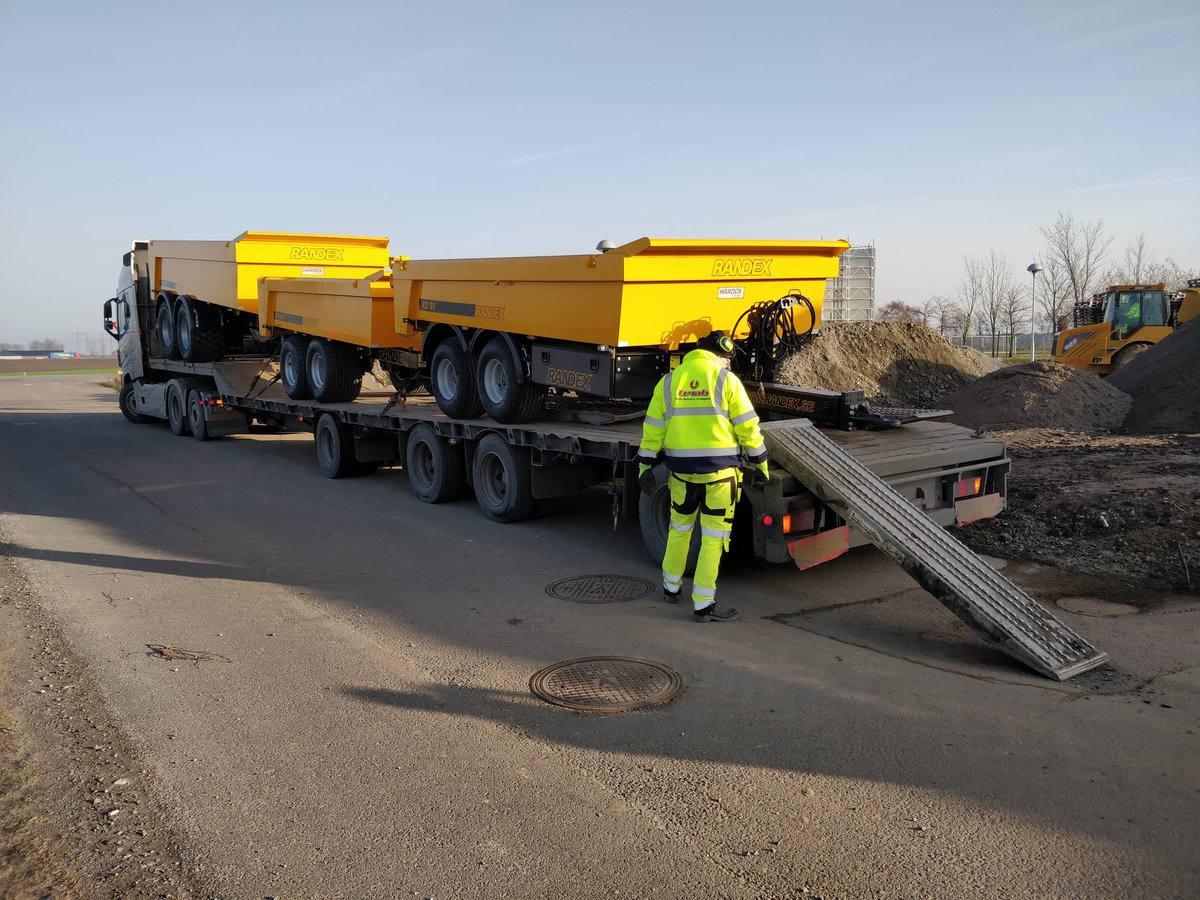 herrfuna's tweet image. Idag har vi (@packbud) varit ute på fältet där våra hjältar håller till. De som lastar, kör och lossar. Underbar dag vädermässigt dessutom! #startup #logistik #ruttoptimering #swgreen #frakt #transport #trucker #specialtransport