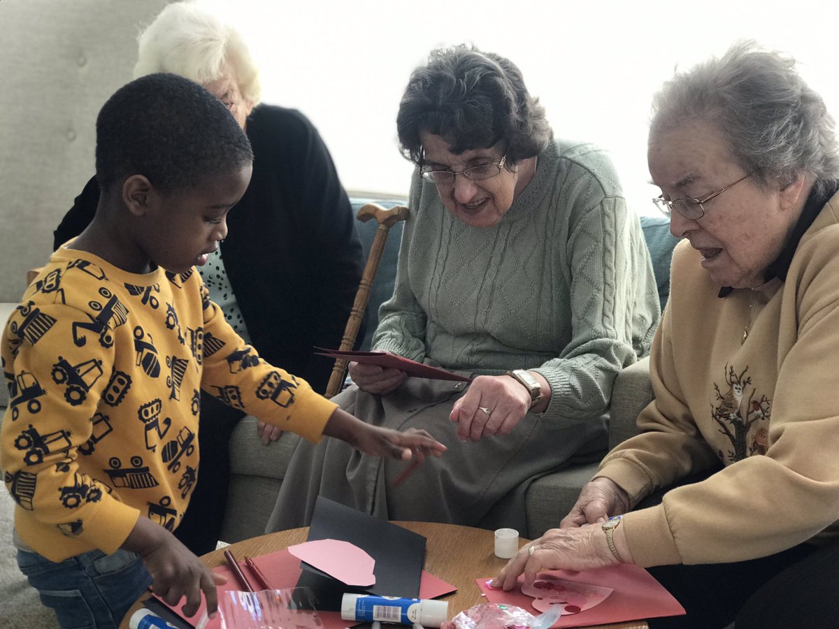 BasingstokeKids's tweet photo. Happiness is.... 😍 #intergenerational #youngandold #basingstoke #childcare #shelteredhousing @WeAreVIVIDhomes @BasGazette https://t.co/4CvSohFrSM