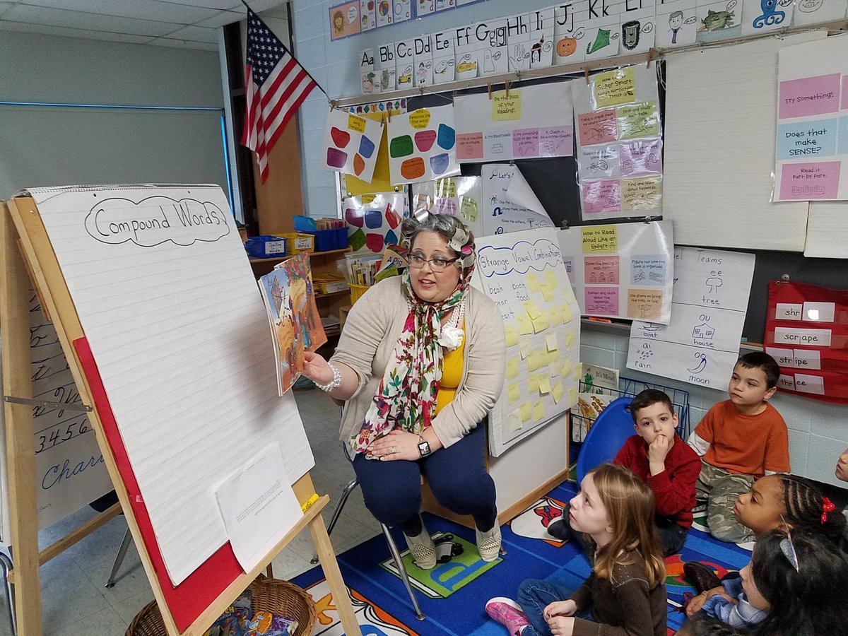 Michell12636648's tweet photo. @MrsWisotsky came in to our class to read an old story about 100 days in school. https://t.co/THeipxASgB