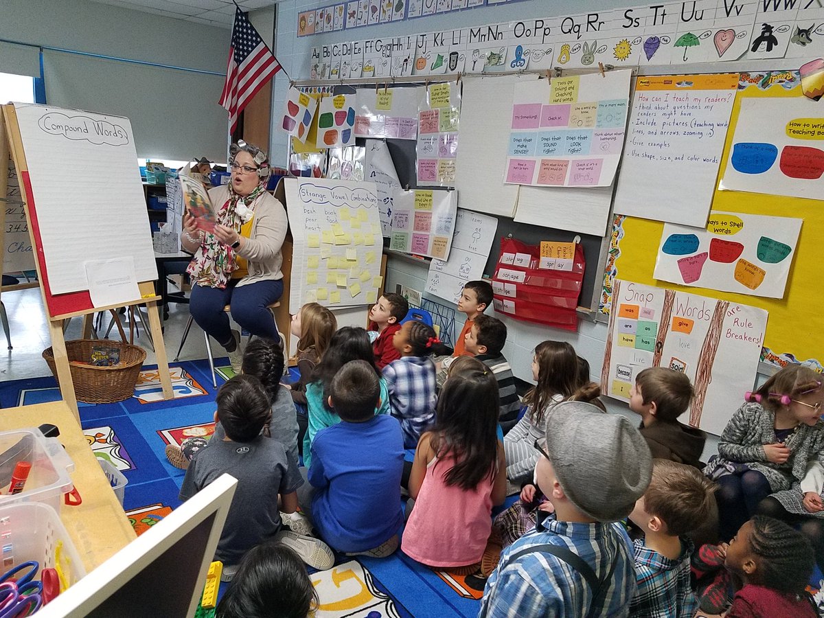 Michell12636648's tweet photo. @MrsWisotsky came in to our class to read an old story about 100 days in school. https://t.co/THeipxASgB