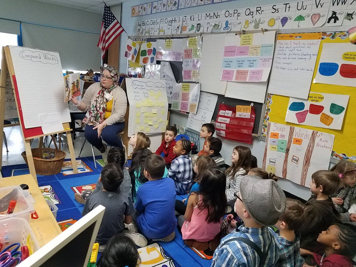 Michell12636648's tweet photo. @MrsWisotsky came in to our class to read an old story about 100 days in school. https://t.co/THeipxASgB