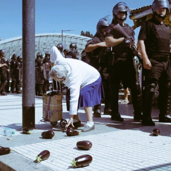 Angelalerena's tweet photo. Neoliberalismo en una imagen.
(Plaza Constitución, hoy)
No los votes más. https://t.co/yZdf7KdSE5