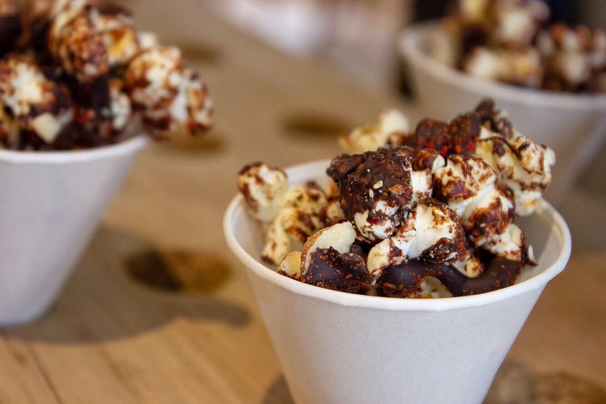 RavineVineyard's tweet photo. Didn't get enough chocolate yesterday? Not to worry - Days of Wine & Chocolate runs this weekend! Purchase your pass & get a taste of our 2017 Chardonnay Musqué paired with fresh popcorn, nuts, chocolate & spice ➡️ https://t.co/MaQ7i92i10 #NOTL #NiagaraWine #DOWC @NiagaraWine https://t.co/HyTcl59jx5