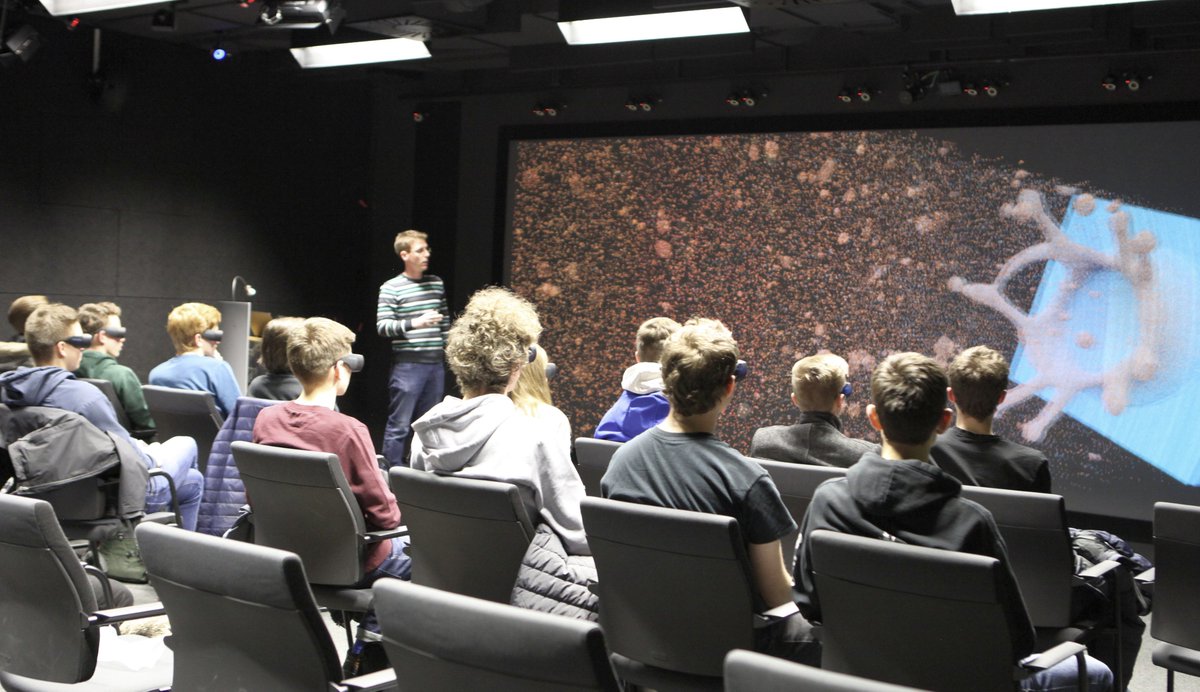 Zum #Informatiktag 2019 haben 23 Schülerinnen und Schüler der Oberstufe an der #Labtour des #Visualisierungslabor teilgenommen. Danke für euren Besuch! #Powerwall #Informatik #VisualComputing