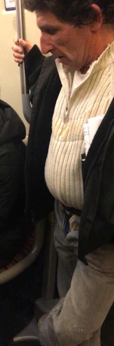 bjrorevoir's tweet photo. Je ne met pas la vidéo que j’ai prise car on y voit la tête de la fille mais voici la photo du mec. https://t.co/Su3PmeSD2V