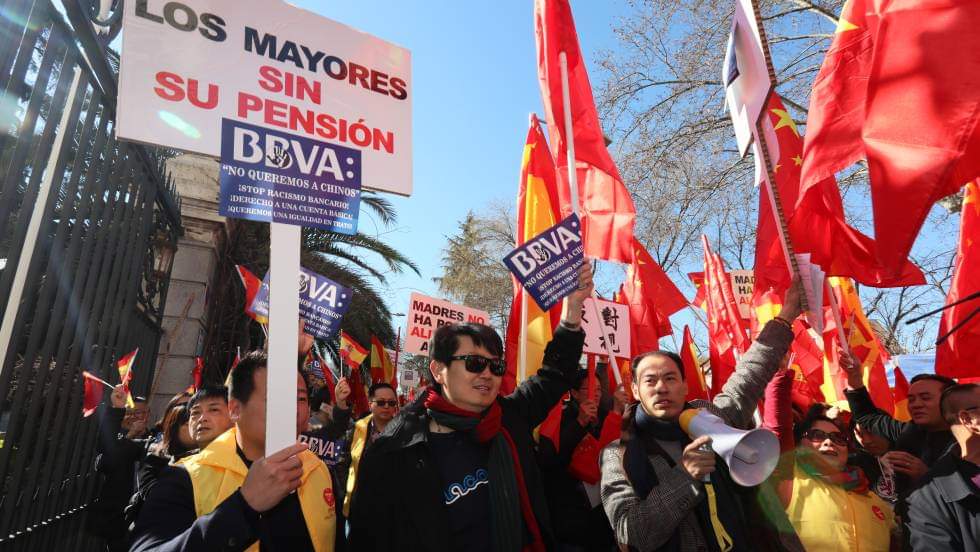 GranadasDeChina's tweet photo. 1a gran #Manifestación de la comunidad #China en #Madrid
Llevan meses sin poder acceder a sus cuentas, bloqueadas por @bbva
#StopRacismo bancario, dicen que consideran sospechoso de blanqueo de capitales a cualquiera que tenga apellido #chino
https://t.co/7IBWna63m5 https://t.co/of1R9us9FO