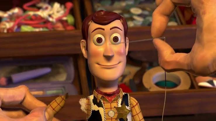 monocuromu's tweet photo. ฉากที่เราประทับใจที่สุดในแฟรนไชส์ Toy Story แล้วก็เป็นหนึ่งในฉากที่เราว่าดีอันดับต้นๆ ของโลกแอนิเมชันเลย คือฉากที่คุณตา Geri ซ่อมวู้ดดี้ในภาค 2 เป็นฉากที่สวยงาม ละเมียดละไม แสดงคารวะต่อช่างฝีมือทั่วโลกจริงๆ https://t.co/dmwbqtcrNz