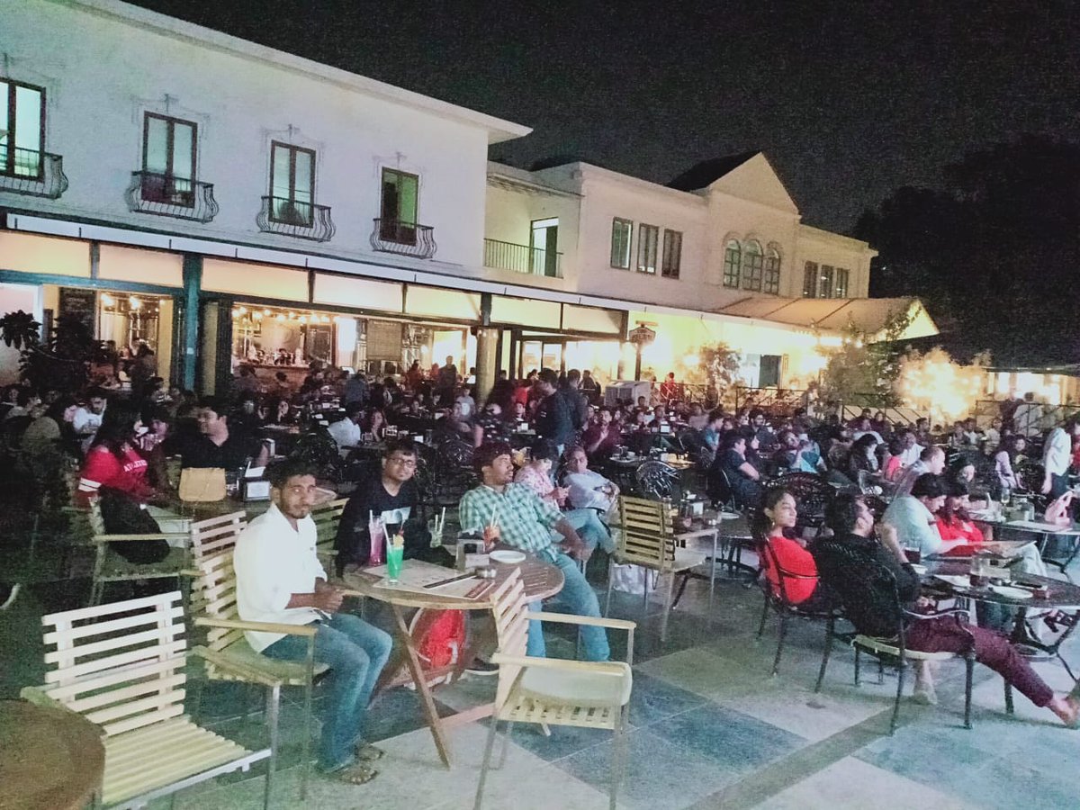 Bengaluru SRK FANs at special screening of <a href="/DDLJ/">DDLJ</a> yesterday.
No better way to celebrate #ValentinesDay falling in love with Raj and Simran all over again. <a href="/iamsrk/">Shah Rukh Khan</a> <a href="/KajolAtUN/">Kajol</a>