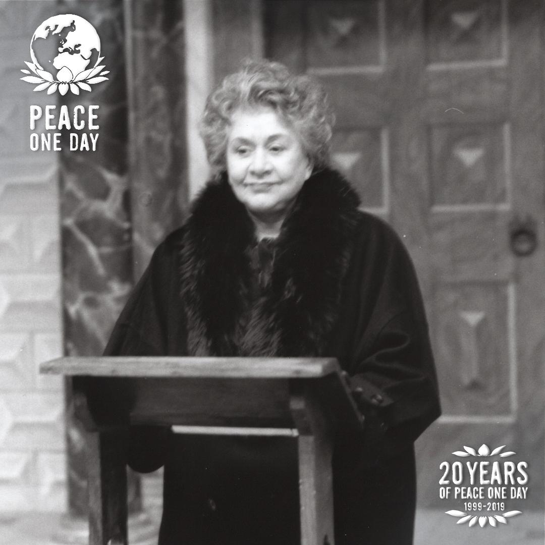 JeremyGilley's tweet photo. Shakespeare’s Globe Theatre, London. 2000. Dame Helen Mirren, Joan Plowright and the late Alan Rickman reading "Attack" by Siegfried Sassoon. They very kindly gave their presence to bring awareness to the mission. I felt so honoured to have their support and their belief. https://t.co/zLEOPZ7FkC