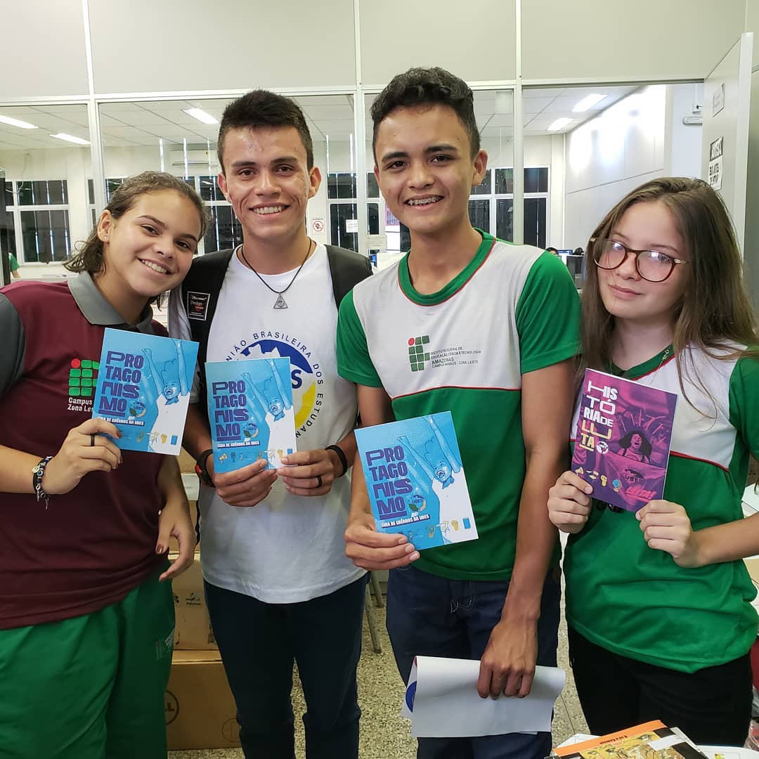 ubesoficial's tweet photo. Educação transforma vidas e um grêmio também! 😍
💡 O Grêmio Chico Mendes e o vice-presidente da UBES no Amazonas, Kallel Naveca, presentearam a biblioteca do IFAM Campus Manaus ZL com exemplares do novo Guia de Grêmios lançado no #4ENG, em Salvador.
📸 Biblioteca IFAM CMZL https://t.co/oaJOMYdWaN