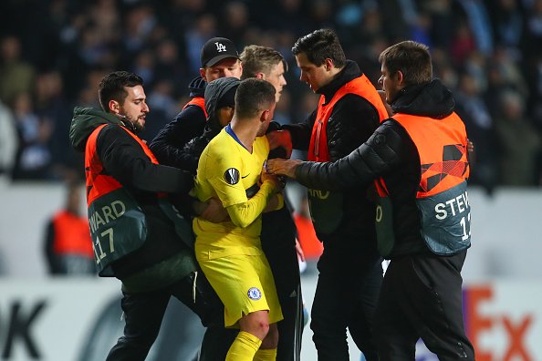 PTVSportsPK's tweet photo. #Chelsea have been charged by #Uefa after a fan ran on to the pitch and hugged Eden Hazard.
#football https://t.co/B6e0FEtS0J
