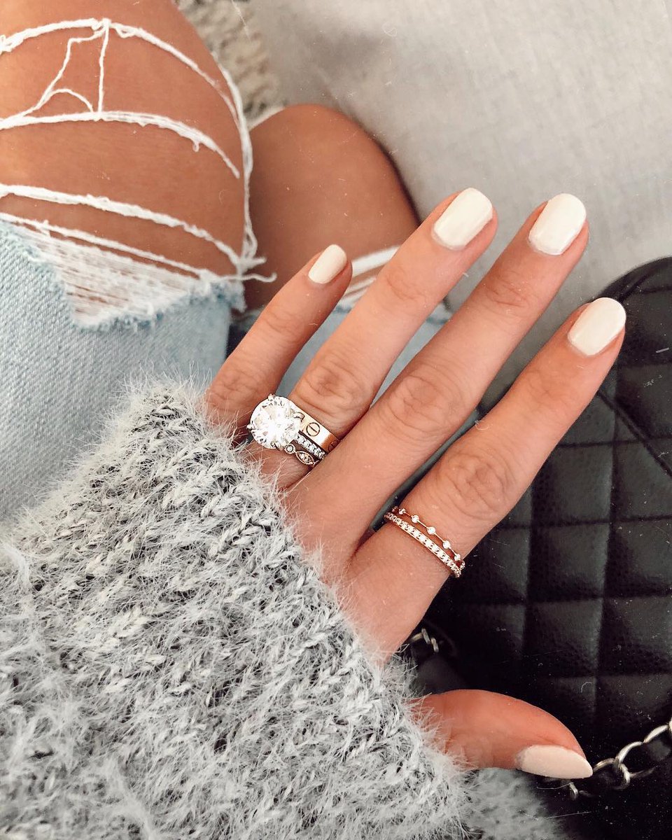 MPierceChicago's tweet photo. We love this #ringselfie by @amberlandcaster featuring her gorgeous custom engagement ring. 🥰💍 #MarshallPierceBride https://t.co/XVFuedvu47