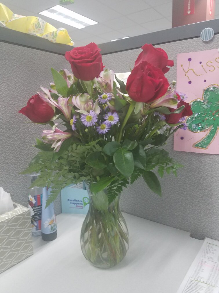 DaKid_Wayne's tweet photo. @FromYouFlowers the one on the left is what I was anticipating for my wife, the one on the right is what was actually delivered...smh never again https://t.co/oCdnRdyCJ5