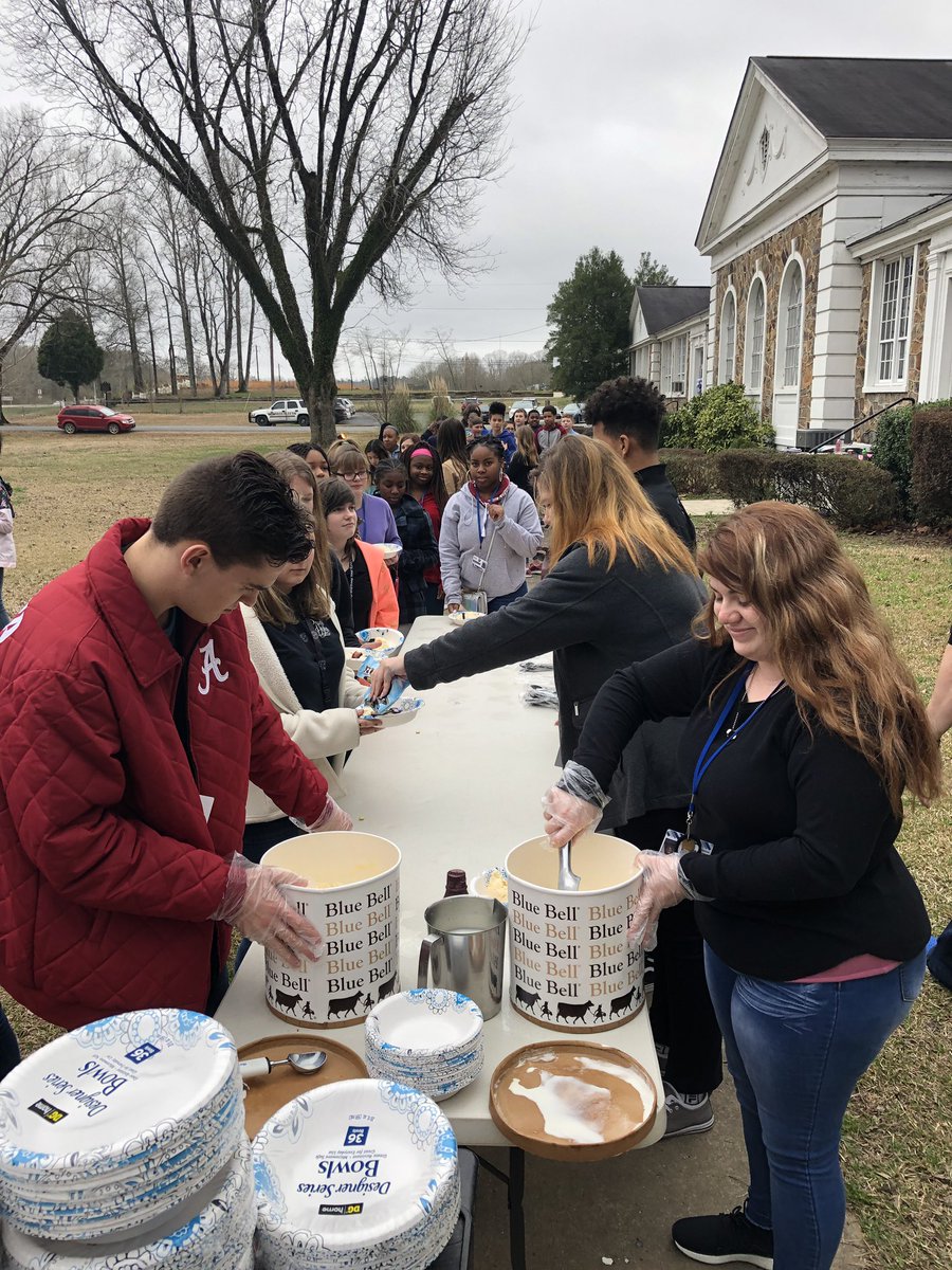 GraysonLawrence's tweet photo. What happens when you get STEM Accredited!! We celebrate with lots of ice cream and activities outside!! @Winterboro_High #exceptional https://t.co/1rtzOLBMWt
