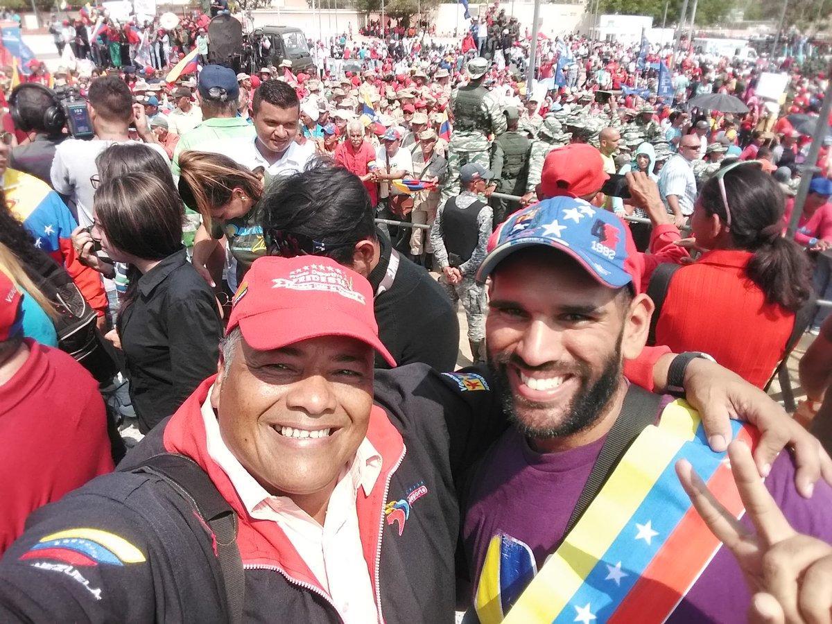 fredesuv1's tweet photo. Con el amigo luisito en la marcha civico militar  en san fco hoy 15 de febrero  encabezado por nuestro gobernador guerrero omar prieto  milicia y pueblo unido leales siempre traidores nunca https://t.co/mWNrlAuLie