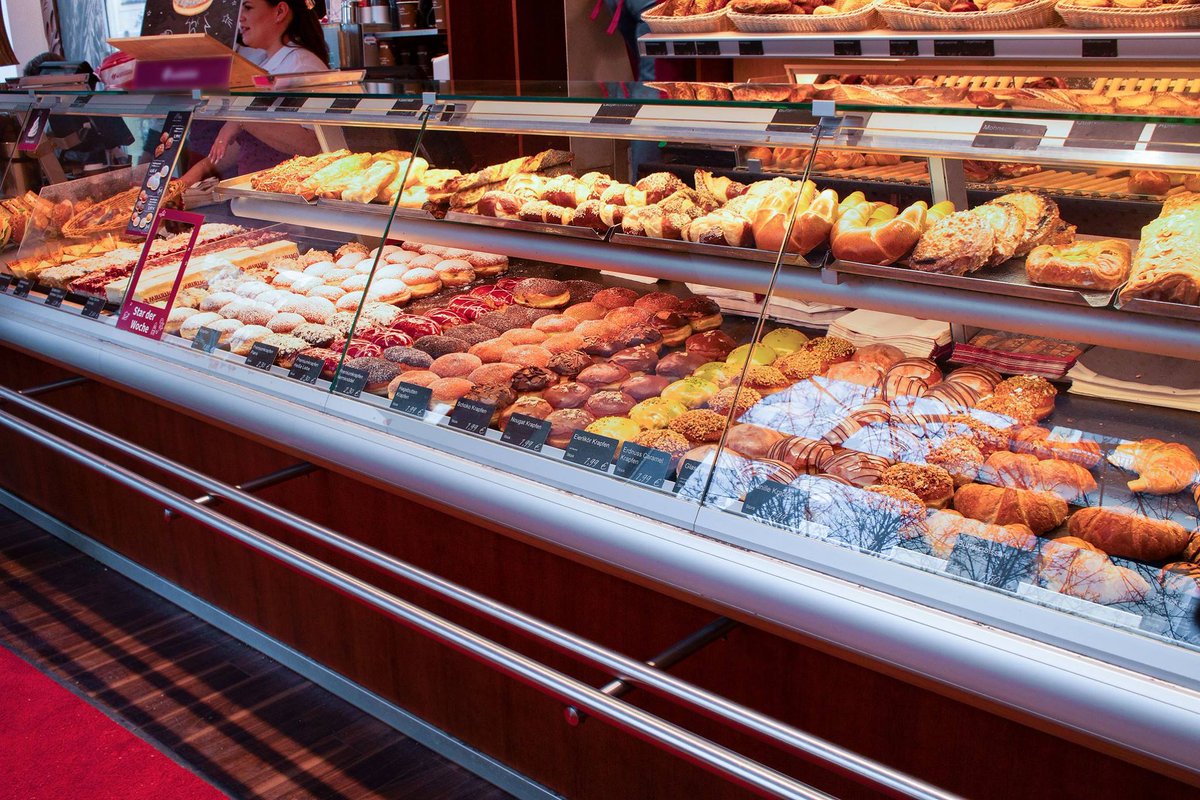 heyFatTireTours's tweet photo. YUM! It’s Krapfen (German 🍩 – without holes 😅) "season" in #Germany! That means loads of delicious Krapfen variations in #Munich's amazing bakeries! #Munichguide #foodie https://t.co/LqRq43BYcT