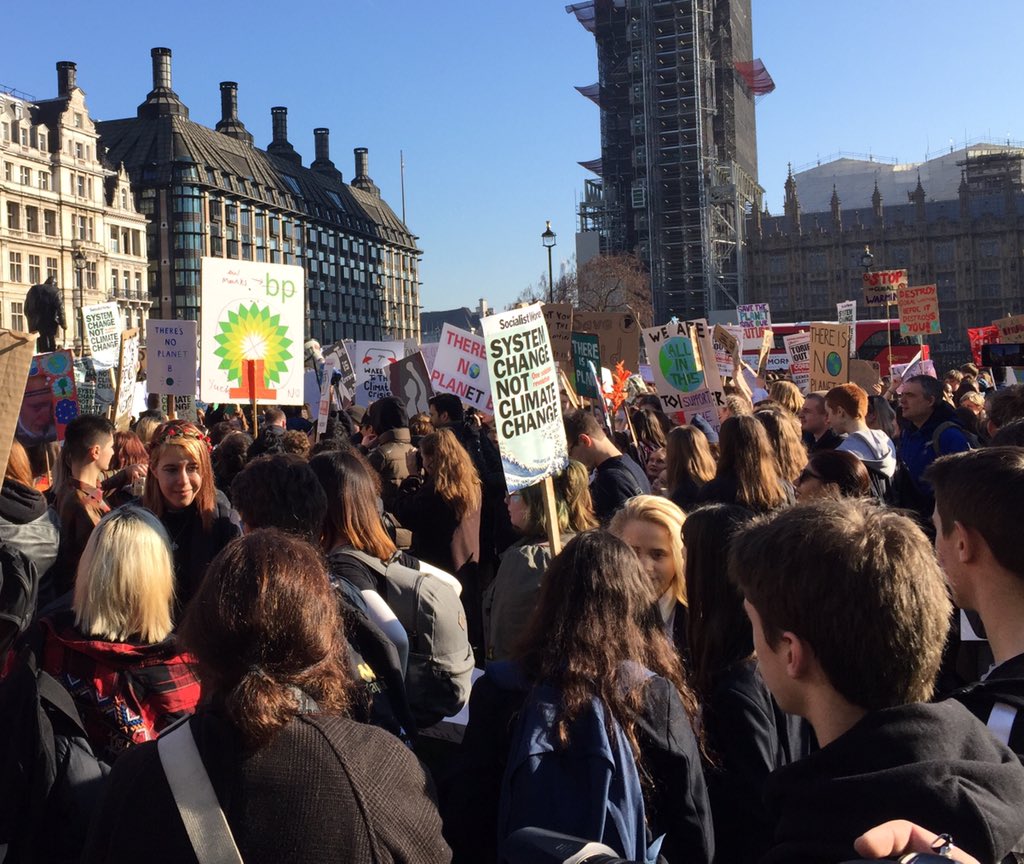 London #YouthStrike4Climate is on!!! Greta we stand with you and all the others across the UK and the whole world! What a day!!!
🌍✊✊🏼✊🏾✊🏿💚

#YouthStrike4Climate
#London