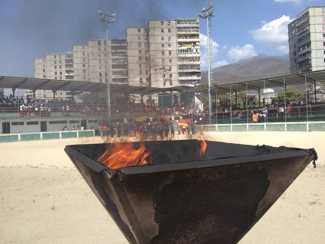 cbitfelixmanuel's tweet photo. @FundabitMirpz apoyando a los alumnos de la U.E.E. Felix Manuel Luces presentes en la inauguración de los juegos deportivos escolares municipales Plaza 2019 
@vane_prieto @Fundabit https://t.co/xCi9e4VNI7