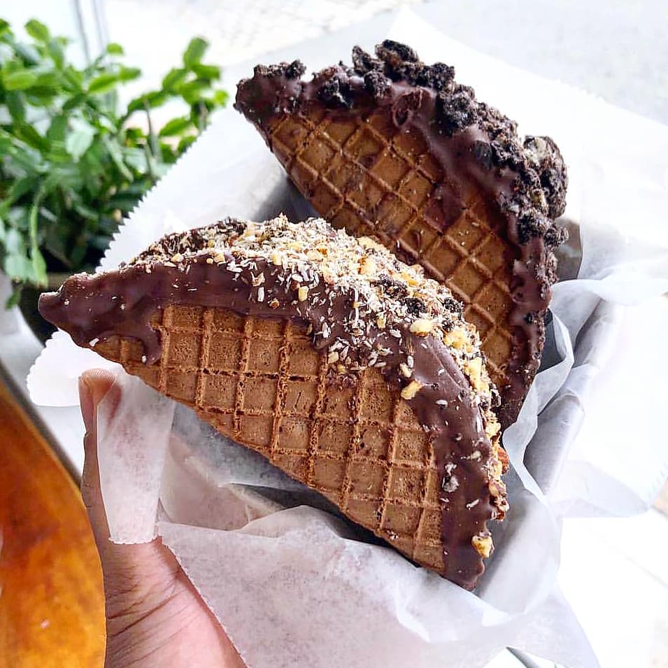 Rhode_Eats's tweet image. Who said you can't eat ice cream in the winter🤔!? Foodies, come show your true New England spirit and make the trek to the old north bakery location (Battery St.) to find this weeks ⭐Friday Ft. Foodie⭐ - @tricycleri 🍦🌮 !!

#RhodeEats 
#rhodeisland