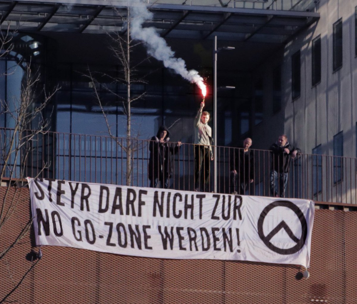 bewegung_oe's tweet photo. Gestern Nachmittag brachten identitäre Aktivisten gegenüber dem Magistrat Steyr ein Transparent mit der Aufschrift „Steyr darf nicht zur No-go-Zone werden“ an. Die Aktivisten machten damit auf den neusten Fall der ausufernden Migratengewalt in Steyr aufmerksam. https://t.co/XM35fMi7F0