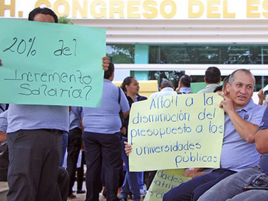 Trabajadores de la UJAT piden 20% de aumento o de lo contrario hoy a las 13:00 horas estallará la huelga.

#Noticias ¡Descarga nuestra APP! El directorio más completo de la ciudad, además eventos, regalos, promociones y mucho más. 

quehacerhoymx.blogspot.com/2019/02/trabaj…