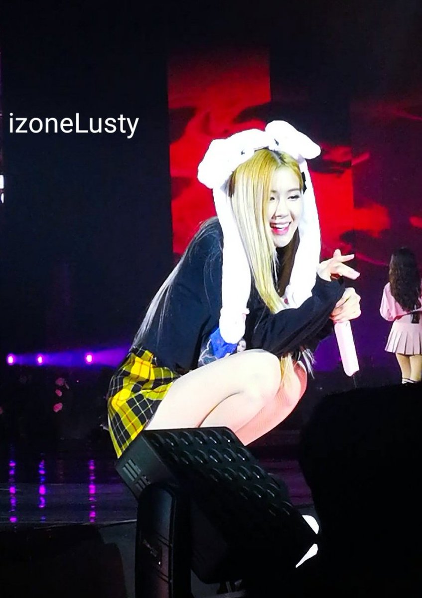 izoneLusty's tweet photo. Blackpink Concert in Singapore
150219 
Rose 😍
#BLACKPINKinSG #BLACKPINKinSingapore #BLACKPINKi #blackpinkinyourarea #블랙핑크 #rose #RosesAreRosieDay #CHAEYOUNG #ParkChaeyoung https://t.co/1PlWtLLrDY