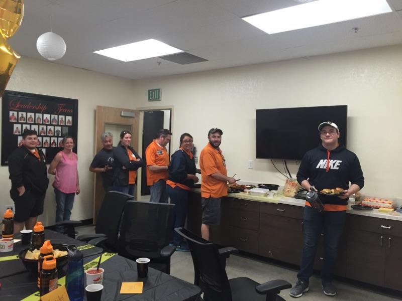 ClintonFortier's tweet photo. 8520 MET team celebrating over 2000 days safe. So proud of how far this team has come! #D220 #MET8520 #Homedepot #safetymatters #GYB #itspersonal  @Heather_THD @thdkase77 @220NightMetTeam @jreed4401 @8520CantBeatUS @chance_lowry https://t.co/yrbmLCVFh2