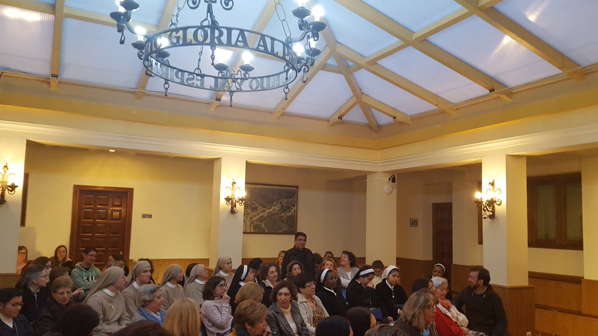 La Vicaría VII organiza este fin de semana una #JornadaFormación sobre la experiencia de #OratorioDeNiñosPequeños en catequesis, colegios, familias... con una gran afluencia de las distintas parroquias de la Vicaría