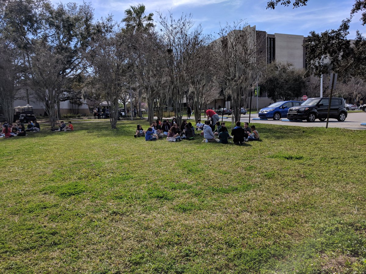 TampaBaySTEM's tweet photo. I ran into @EssrigHCPS students doing @HCPS_AVID things in front of the @USFCollegeofEDU! @HCPSArea3 https://t.co/e7ufaYawjG