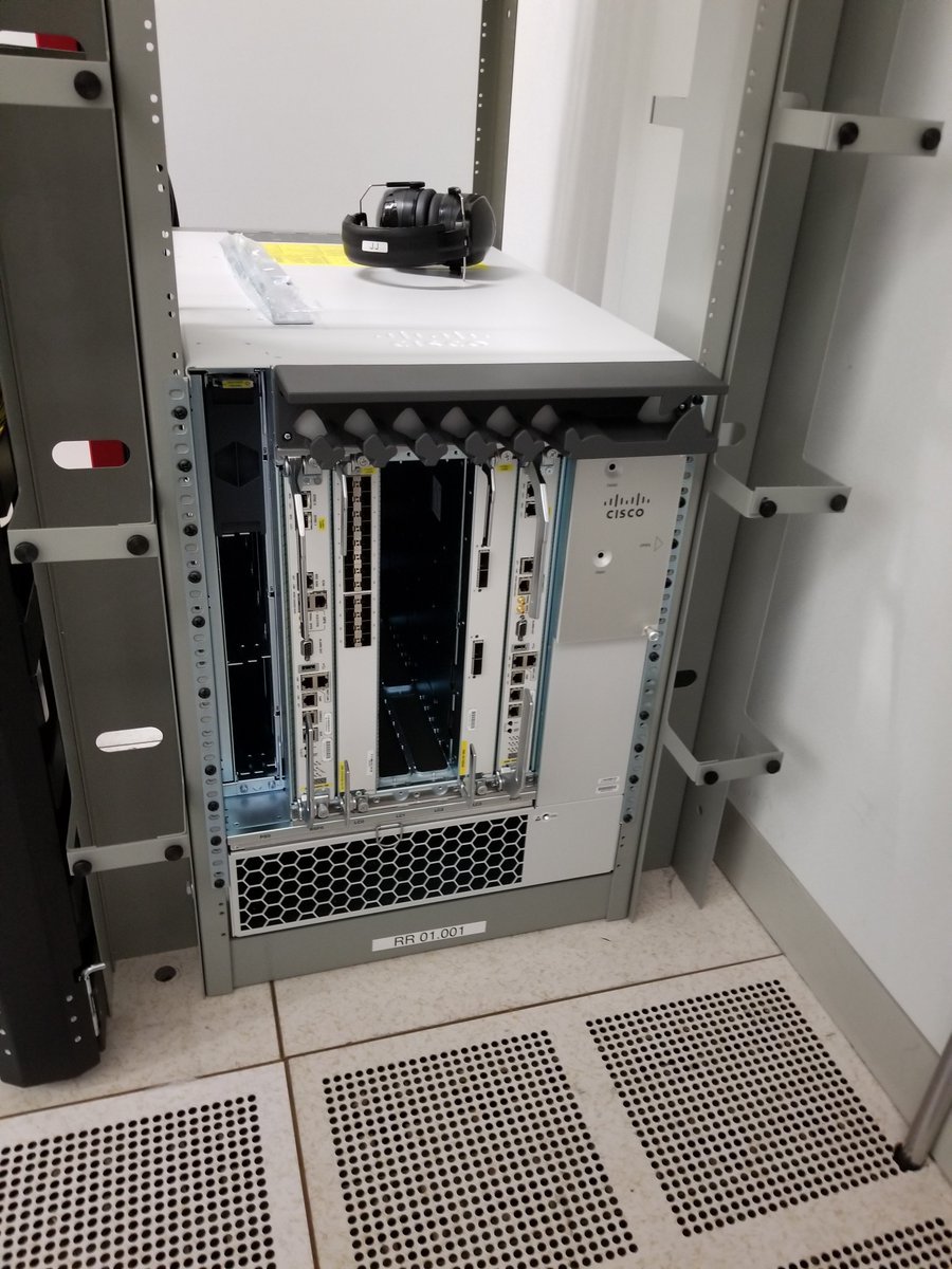 twdx_ip's tweet image. Installing new peering router (ibr02.bos01) at 300 Bent St. w/ 4x100G.  #asr9k #100ge #iosxr