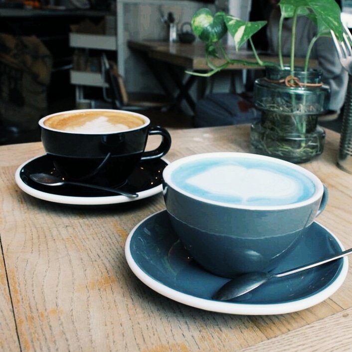 BIENVENIDOS AL TEMPLO DEL CAFÉ 

La religión del café tiene desde hoy dos nuevos adeptos. Hemos probado los cafés de @religioncoffee_ y ya somos totalmente adictos.☕
•
Os recomendamos probar su Blue Latte! Te hará amar al café sobre todas las cosas! Y encima es ¡AZUL!🍬🧞‍♂️
#cafe