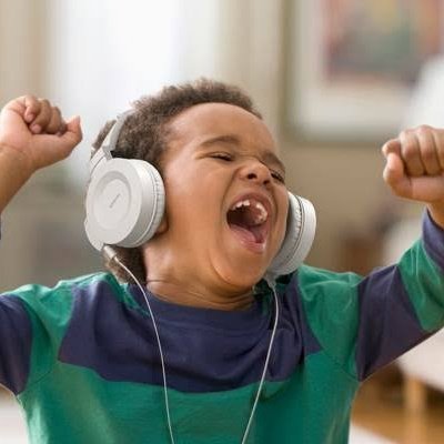 O NOVINHA EU VOU BOTAR A CABECINHA DENTRO DESSA BUCETINHA SE VC FALAR OQ VOU BOTAR PAU NO SEU CU 🎶
- QUE ? 
PAU NO SEU CU 🎶