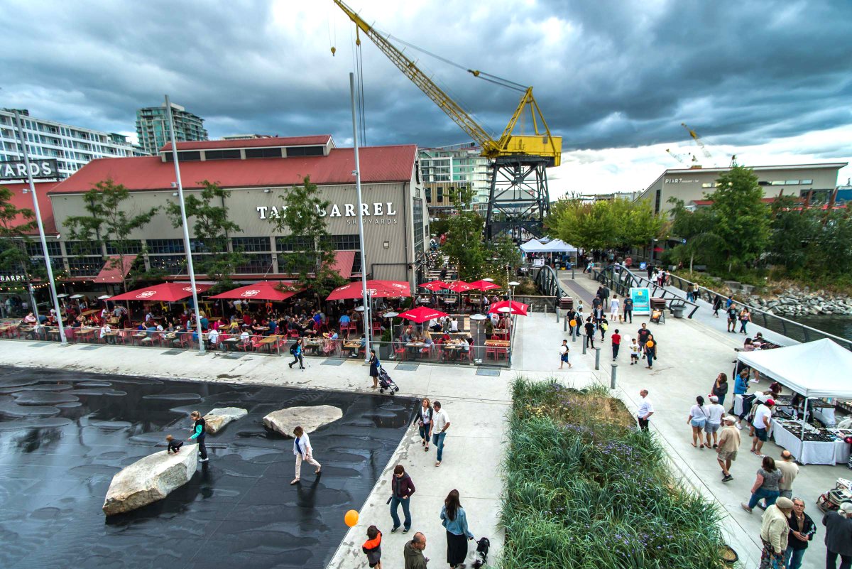 hapacobo's tweet image. Moody and lively. The water feature sits comfortably with the reflective façade of the gallery and the activity of the restaurant patio. A stunning capture by @CityOfNorthVan #10yearsofhapa