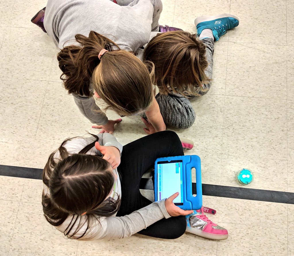 ScottMcKenzie27's tweet photo. Today @NewDundeePublic's Junior Robotics team is doing the weekly #MazeCraft challenge: Code 3 non-identical shapes with as few lines of code as possible. #wrdsbcodes https://t.co/sVJBiUuGgC