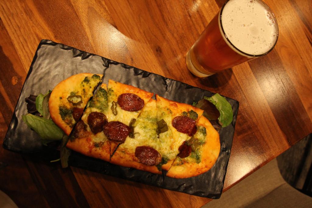 WatersTable's tweet image. The perfect pairing = Salt Blade Salami Flatbread + A Local Brew!  

#WatersTableWA #TGIF