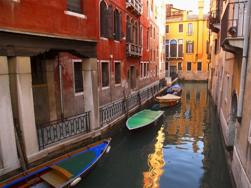 Private street, oh I mean canal in Venice. Venice is an excellent place to photograph.
#Italy @veneziaunica #travel #traveling #traveltheworld #travelphoto #photo #love
